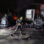 Ataque incendiario destruye un microbús y dos camiones en el sur de Chile