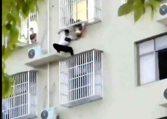 china, accidente, video, rescate, bebe, edificio, viral,