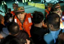 Turistas varados pasan la noche en una montaña en China