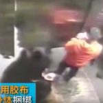 Niño chino muere tras ser golpeado por su mamá por haber perdido su celular