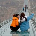 Se rompe un puente de vidrio y un hombre queda colgado a 100 metros de altura China, puente de vidrio, turista, vientos,