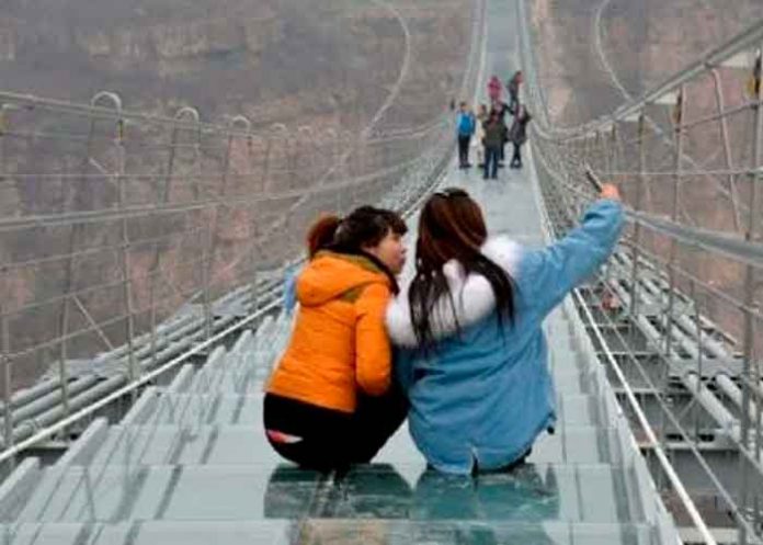 China, puente de vidrio, turista, vientos,