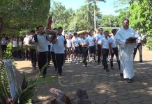 Estudiantes participan en santo viacrucis