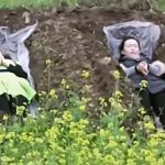 Insólita razón por la que mujeres chinas ‘se acuestan’ en fosas