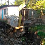 Brindan apoyo a familias que perdieron vivienda por fuerte lluvia