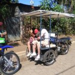 Los agarran fumando churros en una mototaxi