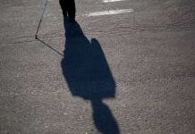 Mujer fingió estar ciega por 28 años para no saludar a la gente