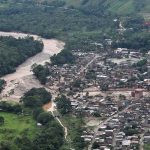 Decenas de heridos por desbordamiento de río en Colombia