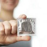 India prohíbe la publicidad de preservativos en televisión durante el día