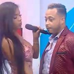 Conductora de televisión toca el ‘miembro’ de su compañero durante transmisión en vivo