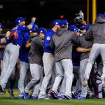 Indios y Cachorros, rivales en la Serie Mundial, empatan