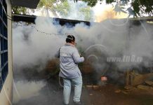 Fumigación para la prevención de enfermedades en barrios de Managua