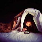 Un truco para evitar que la luz azul del móvil perjudique tu descanso