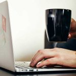 Acusan a un hombre de ordenar 346 violaciones ‘online’