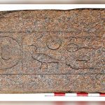 Misión española descubre importante dintel rojo del Reino Medio faraónico