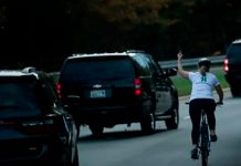 Ciclista le «saca el dedo» a Trump y fue despedida del trabajo