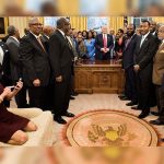 Polémica foto de asesora de Trump abre debate sobre decoro