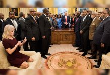 Polémica foto de asesora de Trump abre debate sobre decoro