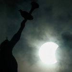 El gran eclipse solar estadounidense creó ‘olas de proa’ en la atmósfera de la Tierra