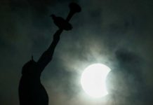 El gran eclipse solar estadounidense creó ‘olas de proa’ en la atmósfera de la Tierra