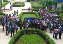 Universitarios se desbordan para apreciar eclipse solar desde la UNI
