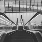 Video: Anciana en silla de ruedas cae por una escalera mecánica y sufre heridas mortales