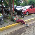 Sorprenden a joven robando piezas a vehículos en el parqueo de un hospital en Managua