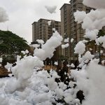 Gigante marea de espuma tóxica amenaza a los habitantes de la India
