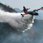 Incendio amenaza comunidades costeras en California