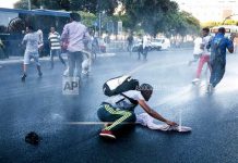 Migrantes y policías se enfrentan en desalojo de plaza en Roma