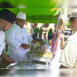 Población visita feria en la Plaza 22 de Agosto