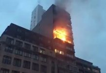 Intentan controlar incendio en edificio de 12 pisos en Manchester