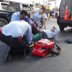 Motociclista con fractura en la pierna al chocar en Linda Vista