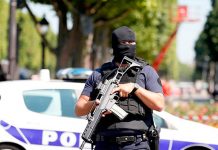 Francia: Un vehículo se estrella contra una parada de autobús en Marsella