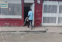 Fumigan viviendas en el barrio Hugo Chávez