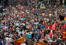 Manifestantes marchan pacíficamente por el G20 en Hamburgo, Alemania