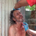 Borrachito es agredido por su compañero de tragos