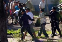Policías y familiares de reos se enfrentan afuera de cárcel en Guatemala