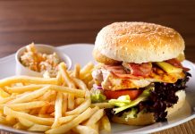 Comerte dos hamburguesas es más sano que solo una con papas fritas