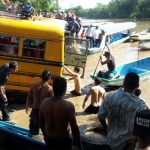 Al menos ocho fallecidos al caer autobús en el Río San Juan