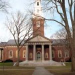 Harvard rechaza a 10 estudiantes por compartir memes de mexicanos en Facebook