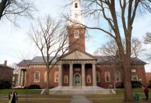 Harvard rechaza a 10 estudiantes por compartir memes de mexicanos en Facebook