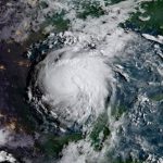 Huracán Harvey sube a categoría 2 cerca de costas de EE.UU.