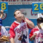 Un hombre bate su propio récord y come 72 hot-dogs en 10 minutos en EEUU