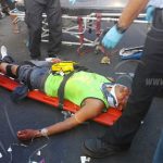 Motociclista y peatón resultan lesionados de gravedad por accidente