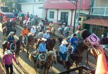 Mas caballista en fiesta hípica en Nueva Guinea