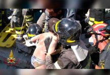 Rescatan a los dos niños sepultados tras el terremoto en Ischia
