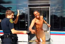 Hombre se desnuda y agarra a golpes a policía en un metro de Houston