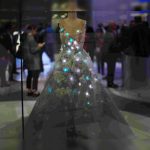 Vestido de novia cambia de color según el humor de quién lo use