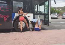 VIDEO: Pareja de jóvenes golpea brutalmente a conductor de autobús en España
